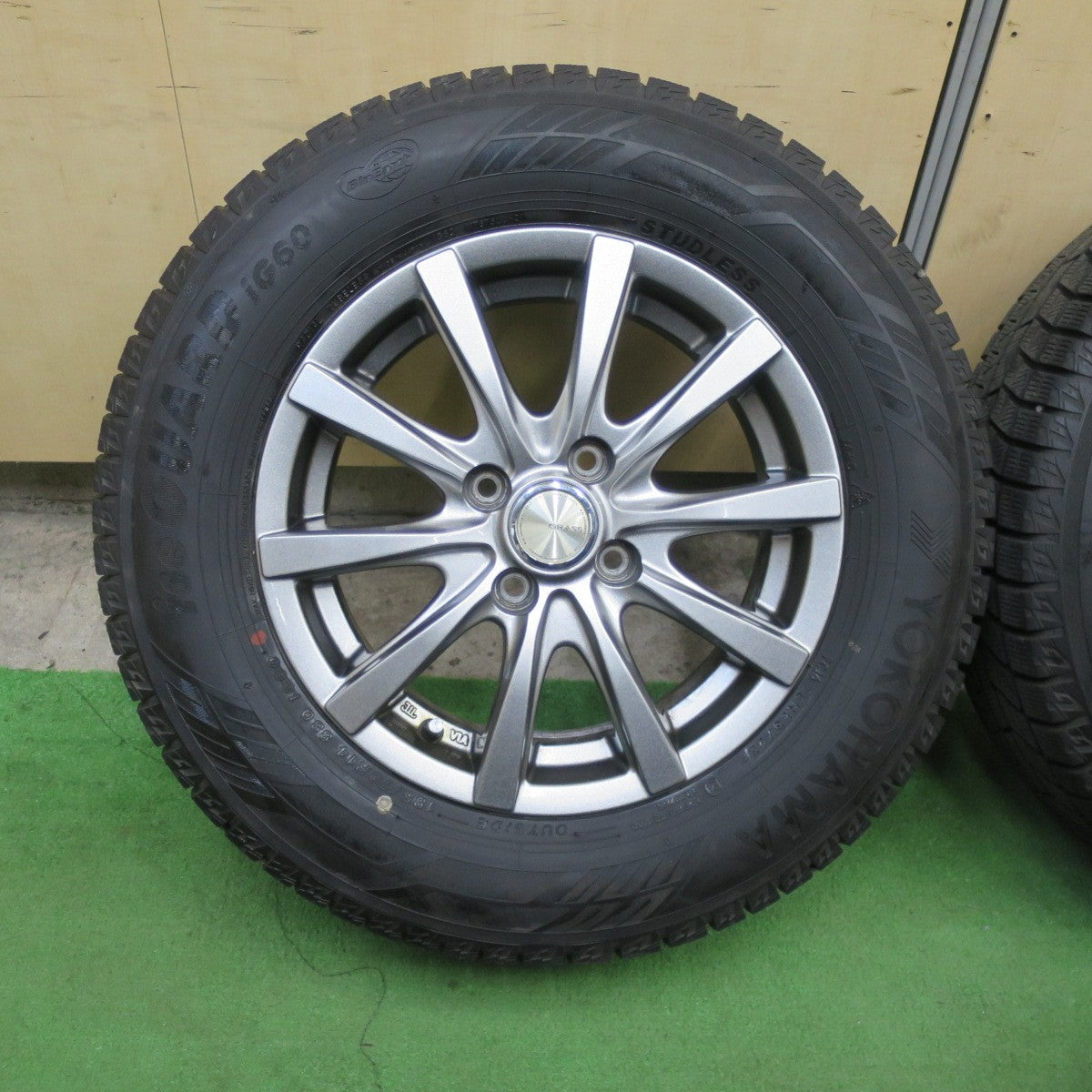 バリ溝！23年！キレイ！9.5分★スタッドレス 185/70R14 ヨコハマ アイスガード iG60 GRASS グラス 14インチ PCD100/4H★6021501TTス