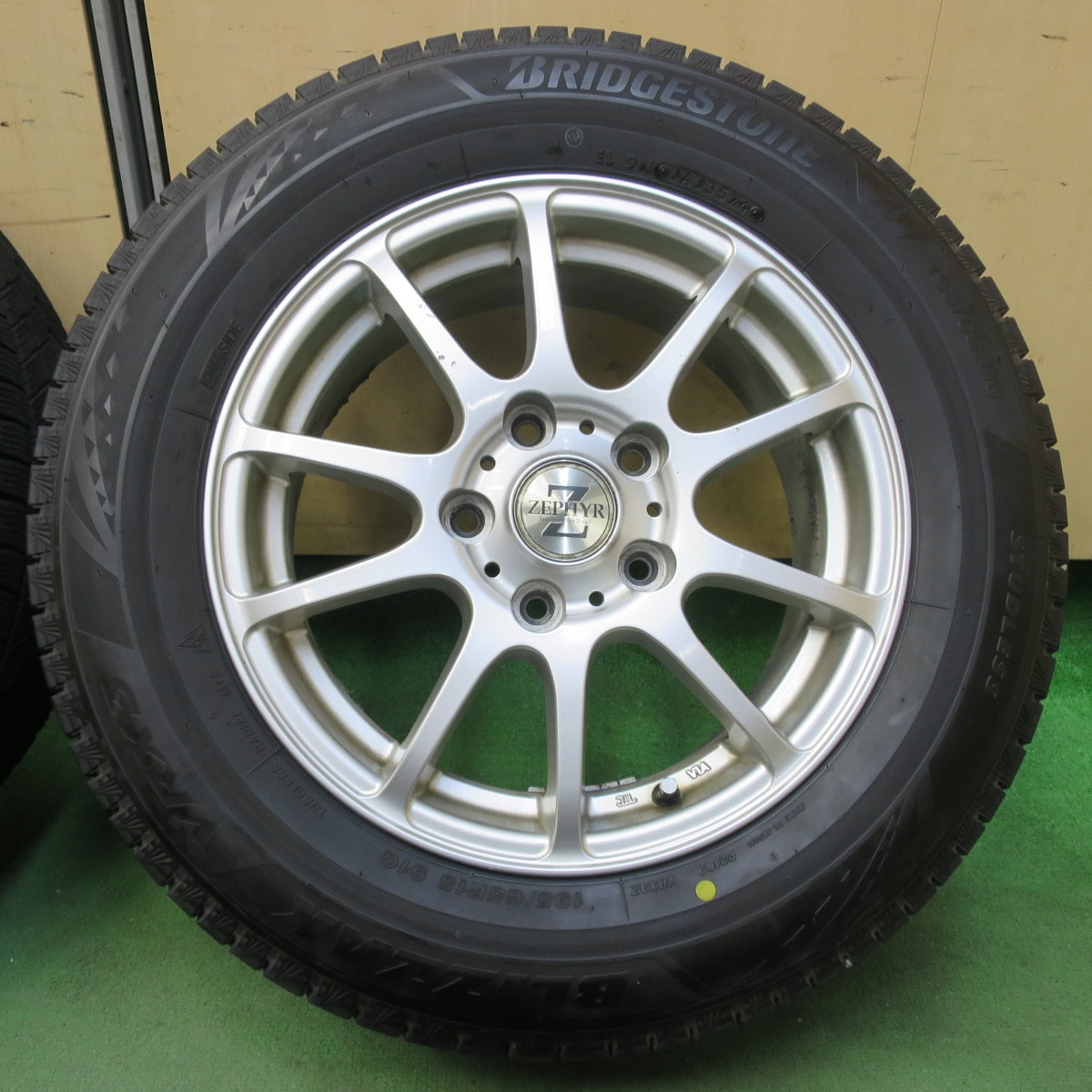 バリ溝！24年！9.5分★スタッドレス 195/65R15 ブリヂストン ブリザック VRX3 ZEPHYR ゼファー 15インチ PCD114.3/5H★5110407イス