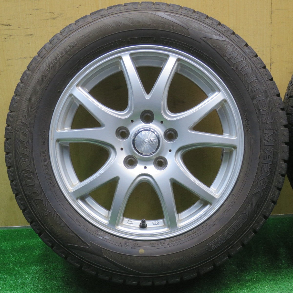 バリ溝！21年！9.5分★スタッドレス 215/60R16 ダンロップ ウインターマックス WM02 Fang ファング 16インチ PCD114.3/5H★5102807NJス