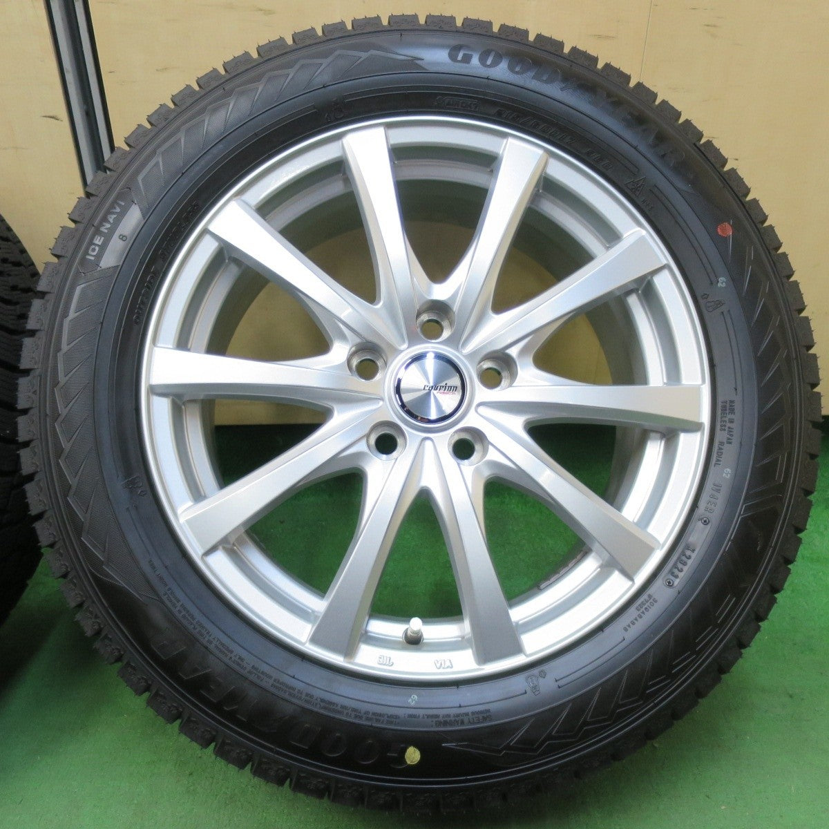 バリ溝！23年！キレイ！ほぼ10分★スタッドレス 215/60R17 グッドイヤー アイスナビ8 ravrion RS01 ラブリオン 17インチ PCD114.3/5H★4123012イス