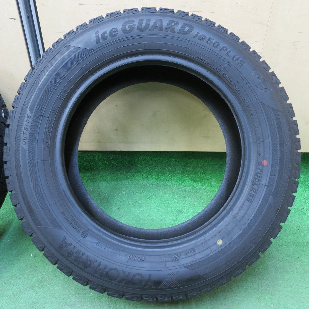 [送料無料] バリ溝！ほぼ10分★スタッドレス 195/65R15 ヨコハマ アイスガード iG50 プラス タイヤ 15インチ プリウス ノア ヴォクシー 等★5021405イスタ
