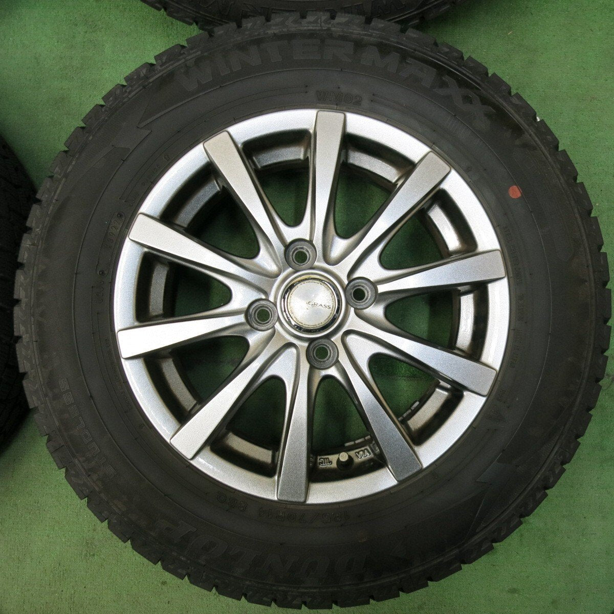 バリ溝！22年！キレイ！9.5分★スタッドレス 185/70R14 ダンロップ ウインターマックス WM02 GRASS グラス 14インチ PCD100/4H★5022803SYス
