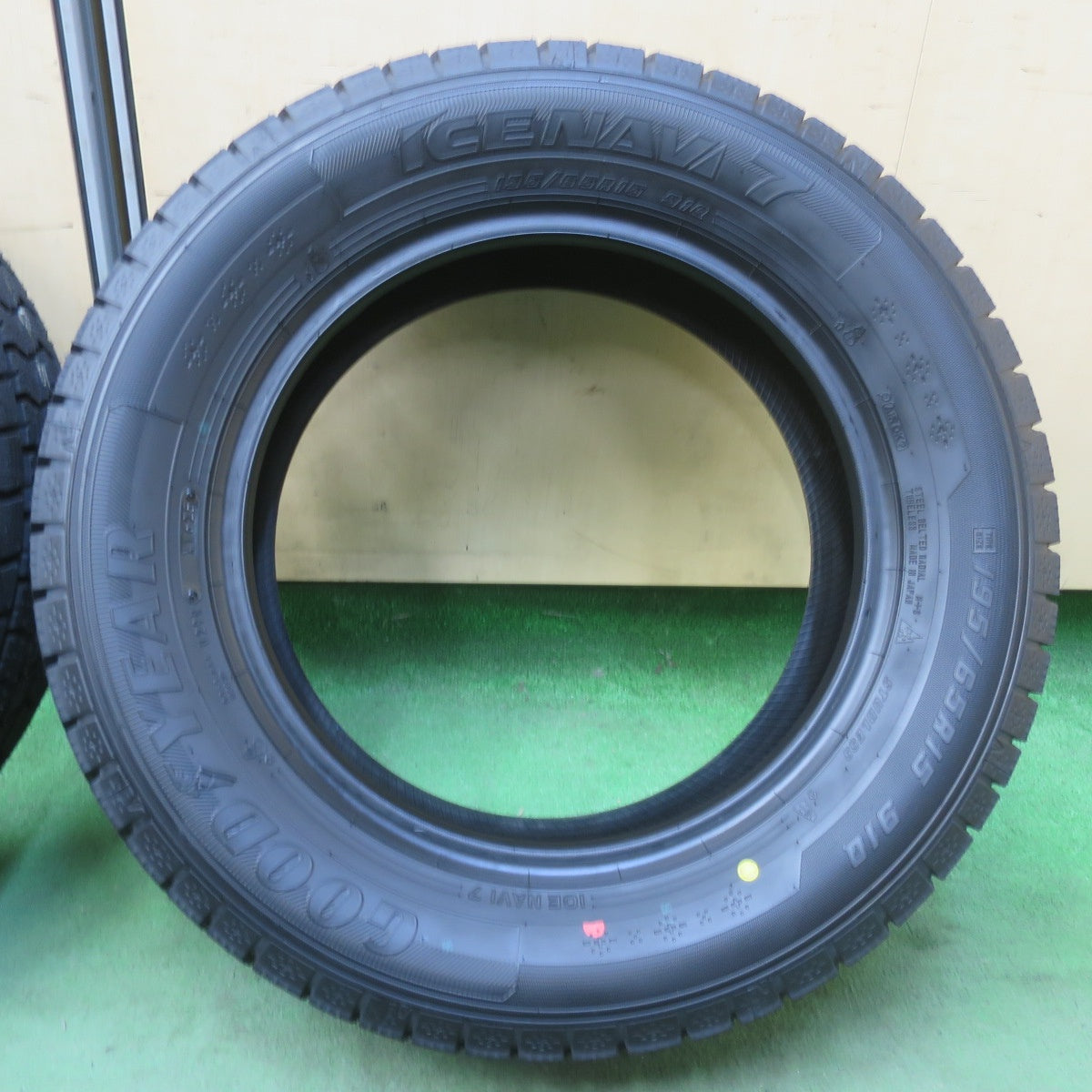 未使用！25年★スタッドレス 195/65R15 グッドイヤー アイスナビ7 タイヤ 15インチ プリウス ノア ヴォクシー 等★6022101イスタ