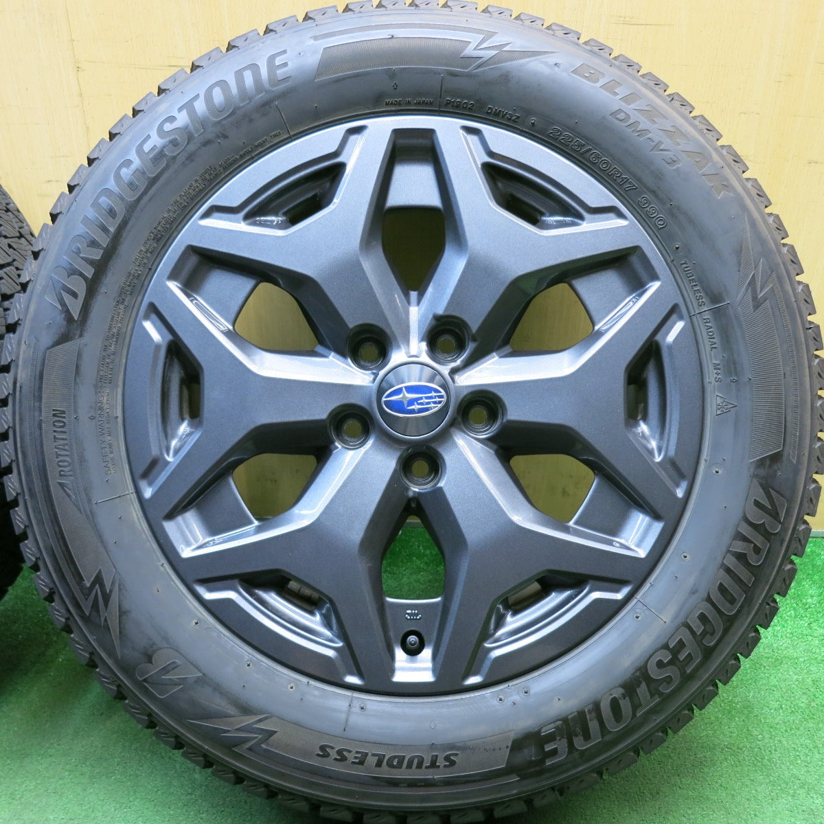 バリ溝！22年！キレイ！9.5分★スバル フォレスター クロスブレイク 純正 225/60R17 スタッドレス ブリヂストン ブリザック DM-V3 17インチ PCD114.3/5H★6052313HAス
