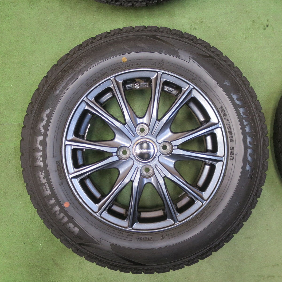 バリ溝！22年！キレイ！ほぼ10分★スタッドレス 185/70R14 ダンロップ ウインターマックス WM02 WAREN ヴァーレン 14インチ PCD100/4H★5112808TTス