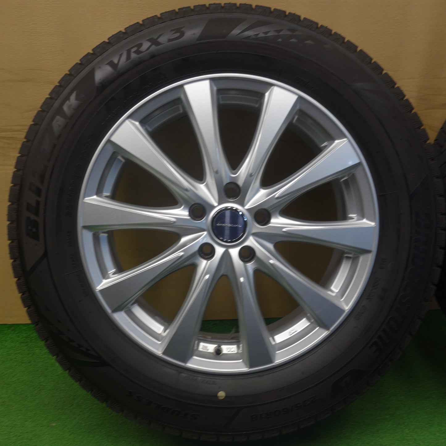 バリ溝！22年！キレイ！9.5分★スタッドレス 235/60R18 ブリヂストン ブリザック VRX3 GRADUAL グラデュアル 18インチ PCD114.3/5H★6042902KTス