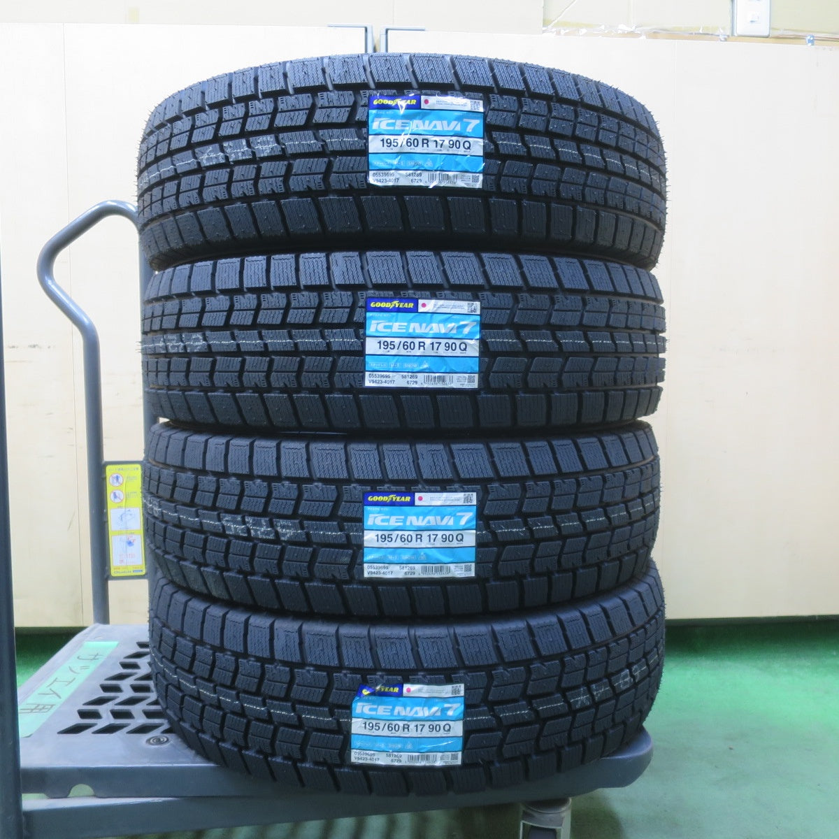 未使用！25年★スタッドレス 195/60R17 グッドイヤー アイスナビ7 タイヤ 17インチ ライズ ロッキー 60系 プリウス 等★6031912イスタ