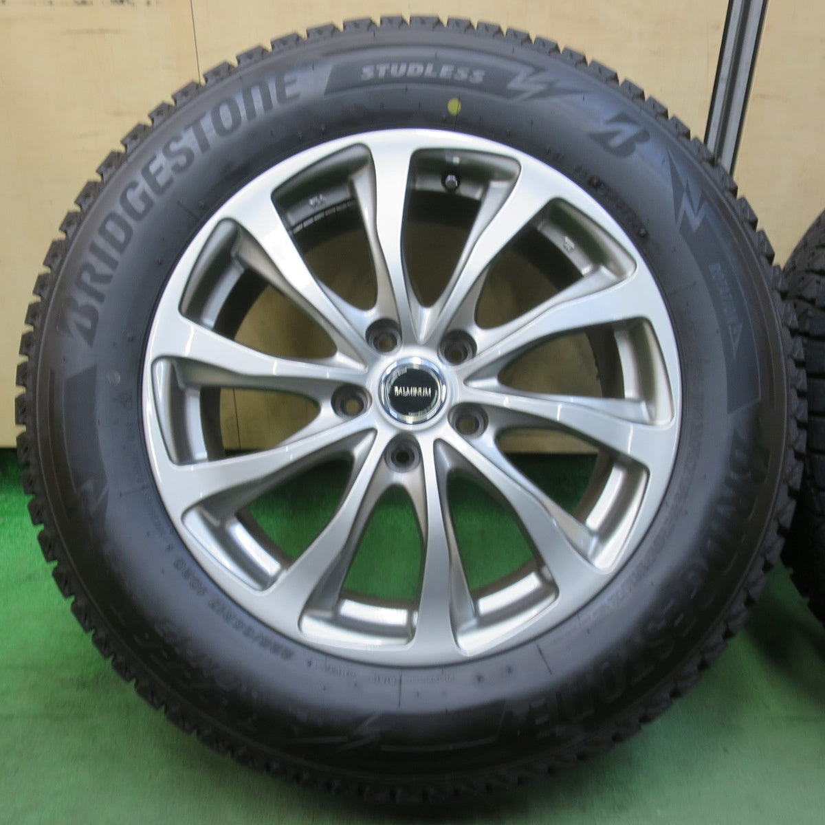 バリ溝！24年！キレイ！ほぼ10分★スタッドレス 225/65R17 ブリヂストン ブリザック DM-V3 BALMINUM バルミナ 17インチ PCD114.3/5H★5111806イス