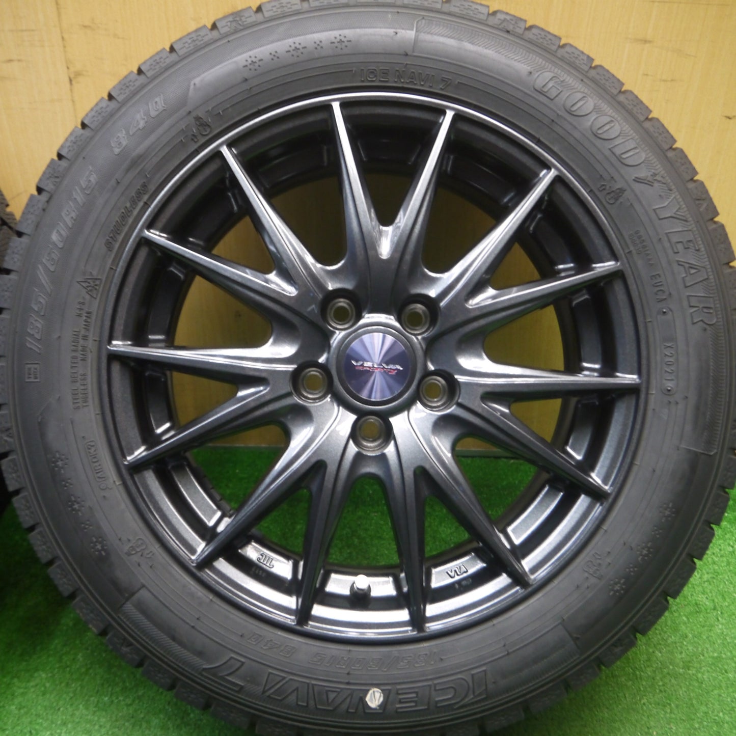 [送料無料] バリ溝！21年！キレイ！9.5分以上★シエンタ 等 185/60R15 スタッドレス グッドイヤー アイスナビ7 VELVA SPORTZ ヴェルヴァ 15インチ PCD100/5H★4120304Hス