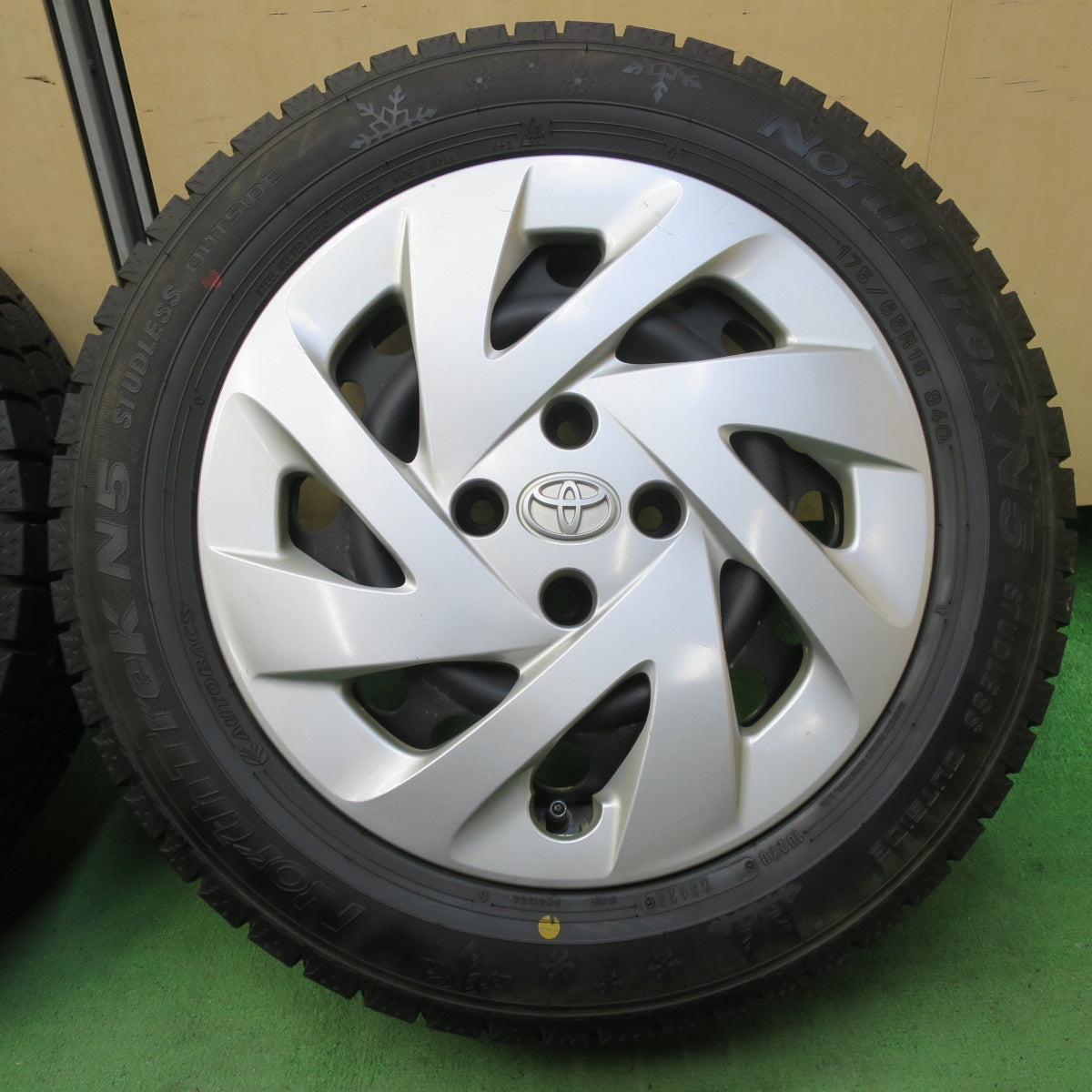 バリ溝！23年！ほぼ10分★トヨタ アクア 純正 スチール 175/65R15 スタッドレス オートバックス ノーストレック N5 15インチ PCD100/4H★5071905イス
