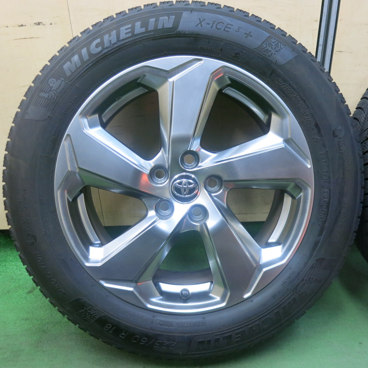 バリ溝！キレイ！9分★トヨタ RAV4 Gグレード 純正 225/60R18 スタッドレス ミシュラン X-ICE3+ 18インチ PCD114.3/5H★5112703SKス