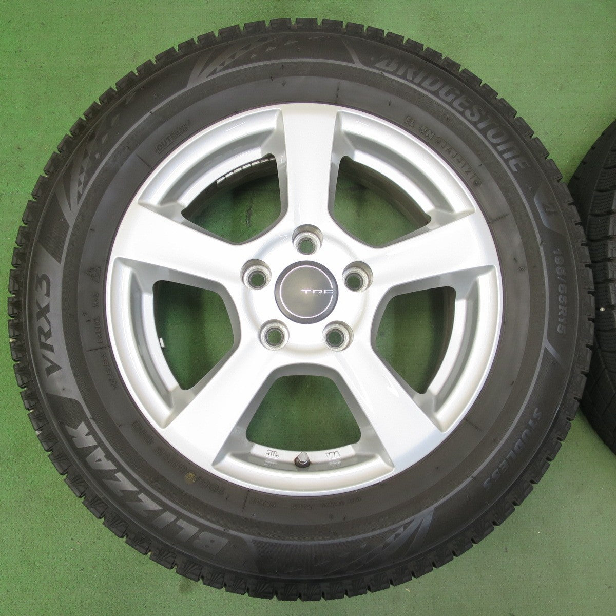バリ溝！21年！キレイ！8.5分★アウディ ワーゲン 等 TRG 195/65R15 スタッドレス ブリヂストン ブリザック VRX3 15インチ PCD112/5H★5100703イス