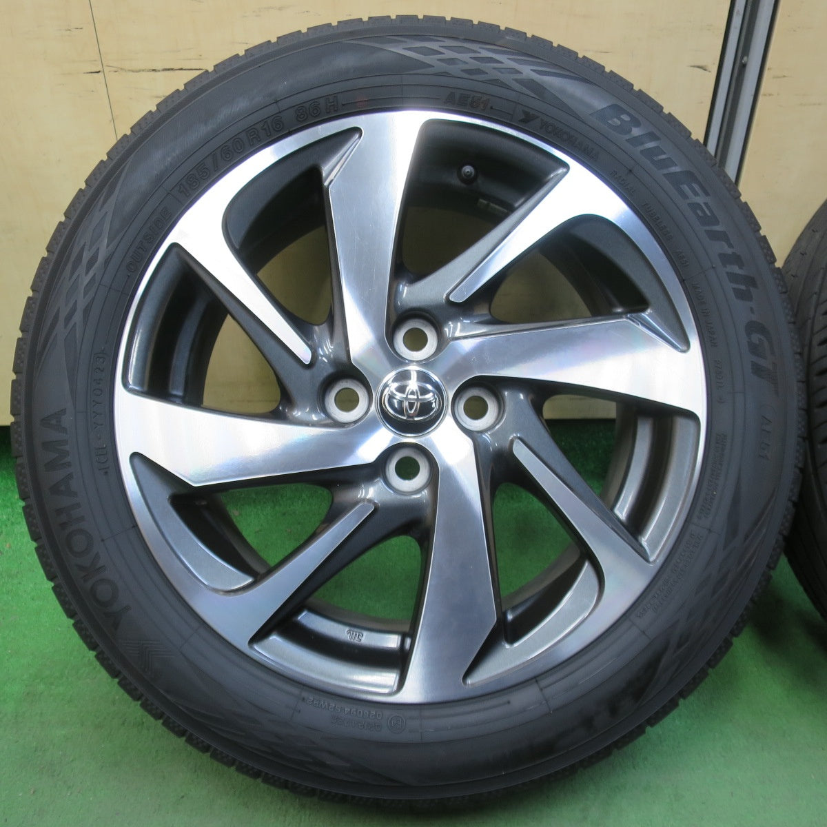 バリ溝！23年！キレイ！8.5分★トヨタ アクア クロスオーバー 純正 185/60R16 ヨコハマ BluEarth-GT AE51 16インチ PCD100/4H★5042603イノ