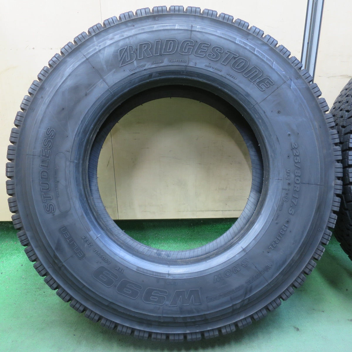 ほぼ未使用！25年！2本★トラック タイヤ 225/80R17.5 123/122L スタッドレス ブリヂストン W999 17.5インチ★6073003イスタ