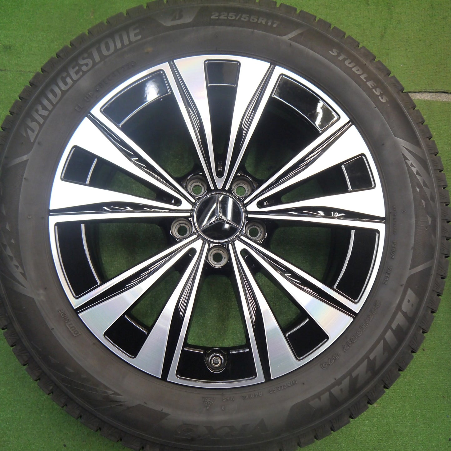 [送料無料] バリ溝！22年！キレイ！9.5分★ベンツ W206 Cクラス 純正 225/55R17 スタッドレス ブリヂストン ブリザック VRX3 17インチ PCD112/5H★5032511Hス