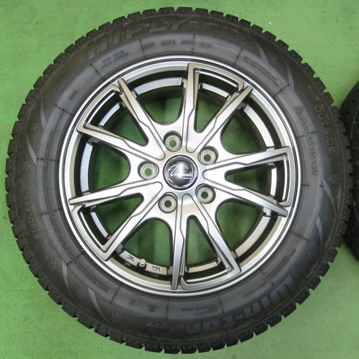 バリ溝！21年！キレイ！9.5分以上★スタッドレス 195/65R15 ハイフライ Win-turi 212 Verthandi ヴェルサンディ ヴェルザンディ 15インチ PCD114.3/5H★5021418イス