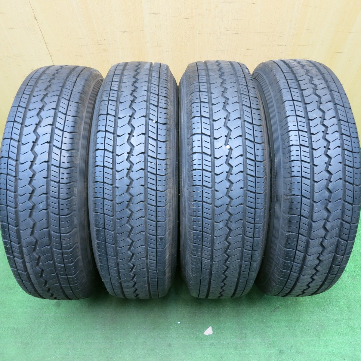 バリ溝！9.5分★トヨタ 200系 ハイエース 純正 OP 195/80R15 107/105L トーヨー V-02e 15インチ PCD139.7/6H★5052304HAノ