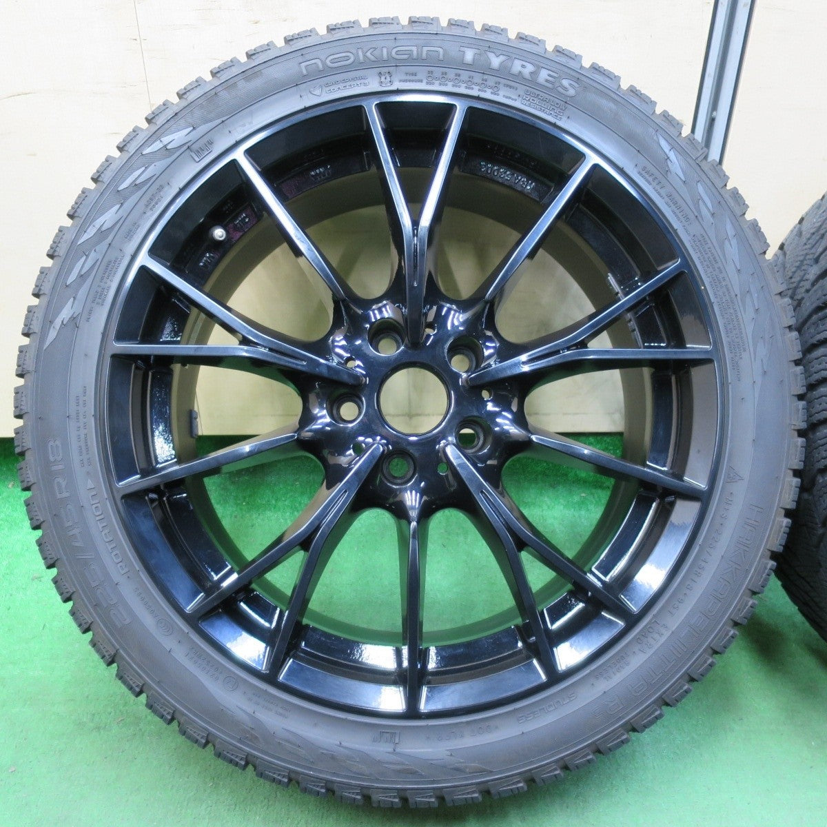 バリ溝！20年！9.5分★BMW 等 MAK FABRIK 225/45R18 スタッドレス ノキアンタイヤ ハッカペリッタ R3 ファブリック 18インチ PCD112/5H★4112914イス