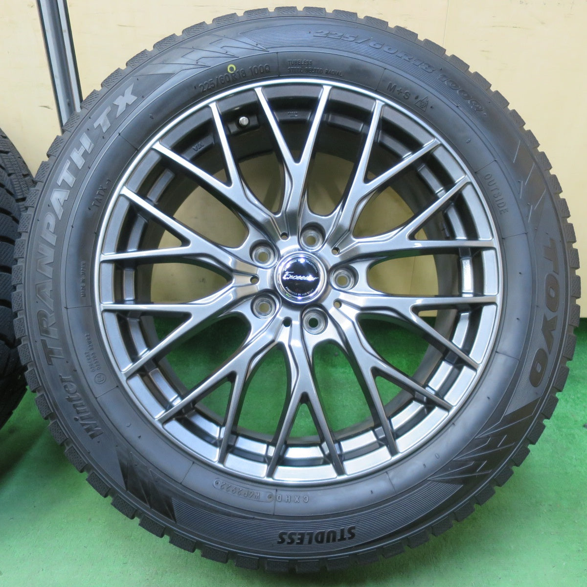 バリ溝！22年！キレイ！9.5分以上★スタッドレス 225/60R18 トーヨー ウインター トランパス TX Exceeder エクシーダー 18インチ PCD114.3/5H★5042402イス