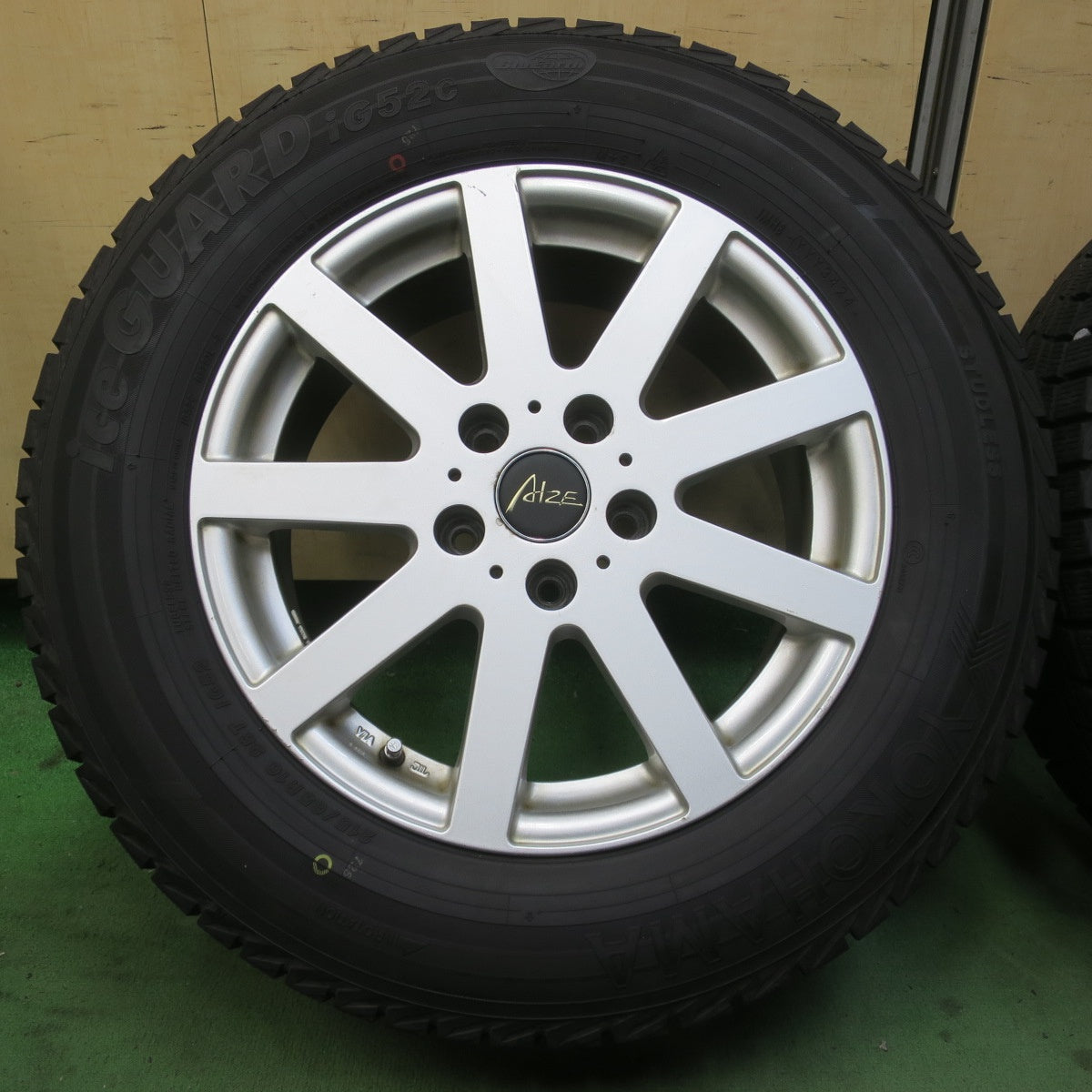 バリ溝！24年！9.5分★スタッドレス 215/65R16 ヨコハマ アイスガード iG52C ALZE 社外 アルミ 16インチ PCD114.3/5H★6030305イス