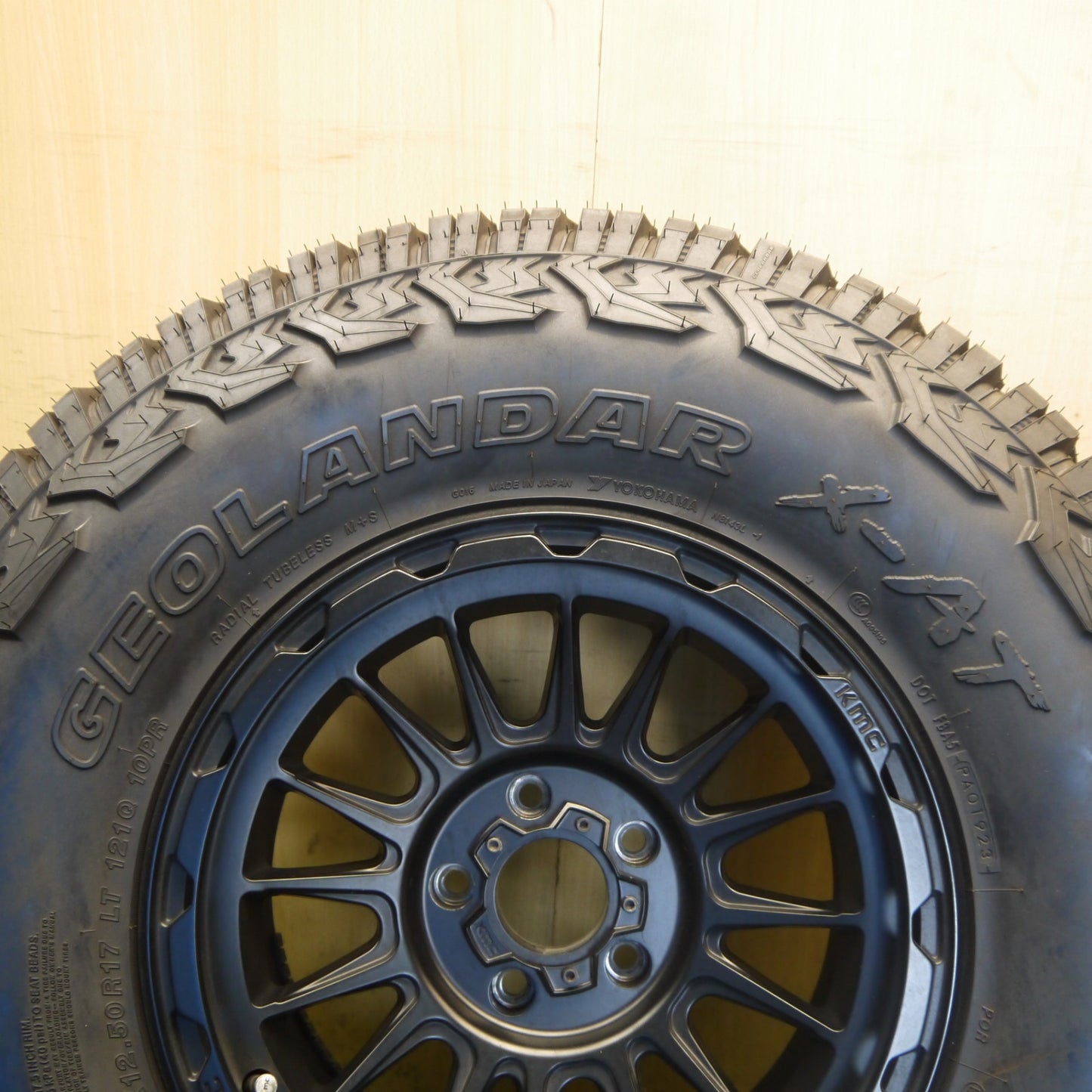 ほぼ未使用！23年！キレイ！1本◎ジープ 等 KMC KM542 Impact 35×12.50R17 121Q 10PR ヨコハマ ジオランダー X-AT インパクト 17インチ PCD127/5H◎6073102Hノ