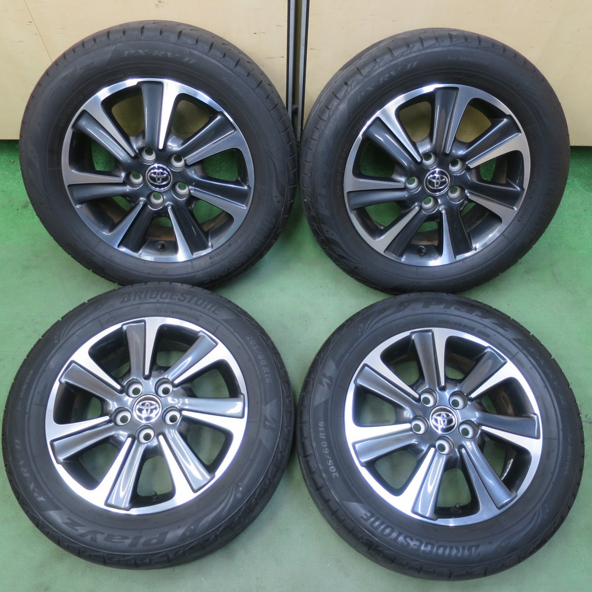 バリ溝！24年！キレイ！9.5分◎トヨタ 80系 ノア ヴォクシー 純正 205/60R16 ブリヂストン プレイズ PX-RV2 16インチ PCD114.3/5H◎6063004イノ