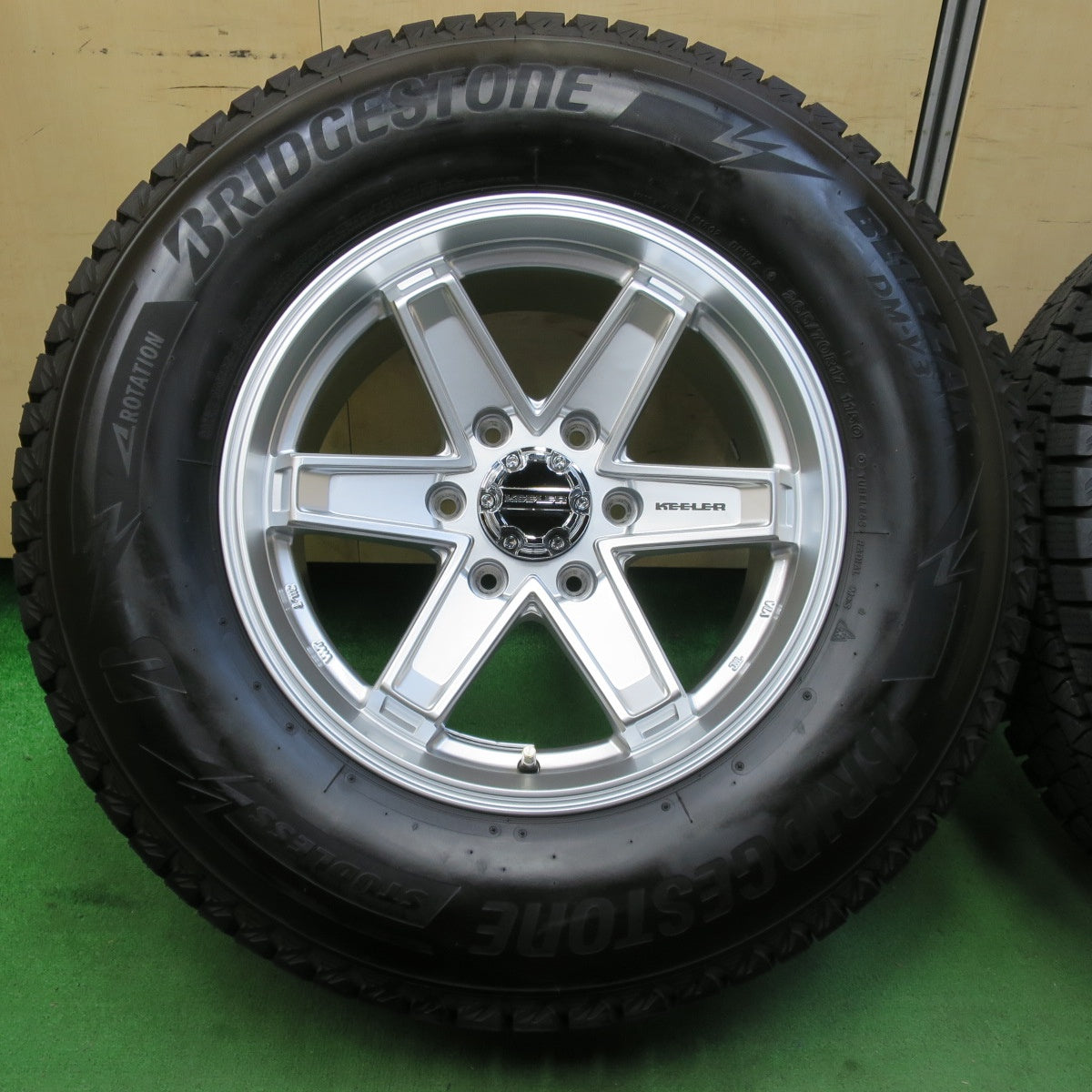 [送料無料] 超バリ溝！23年！キレイ！ほぼ10分★スタッドレス KEELER 265/70R17 ブリヂストン ブリザック DM-V3 キーラー 17インチ PCD139.7/6H★4110509イス