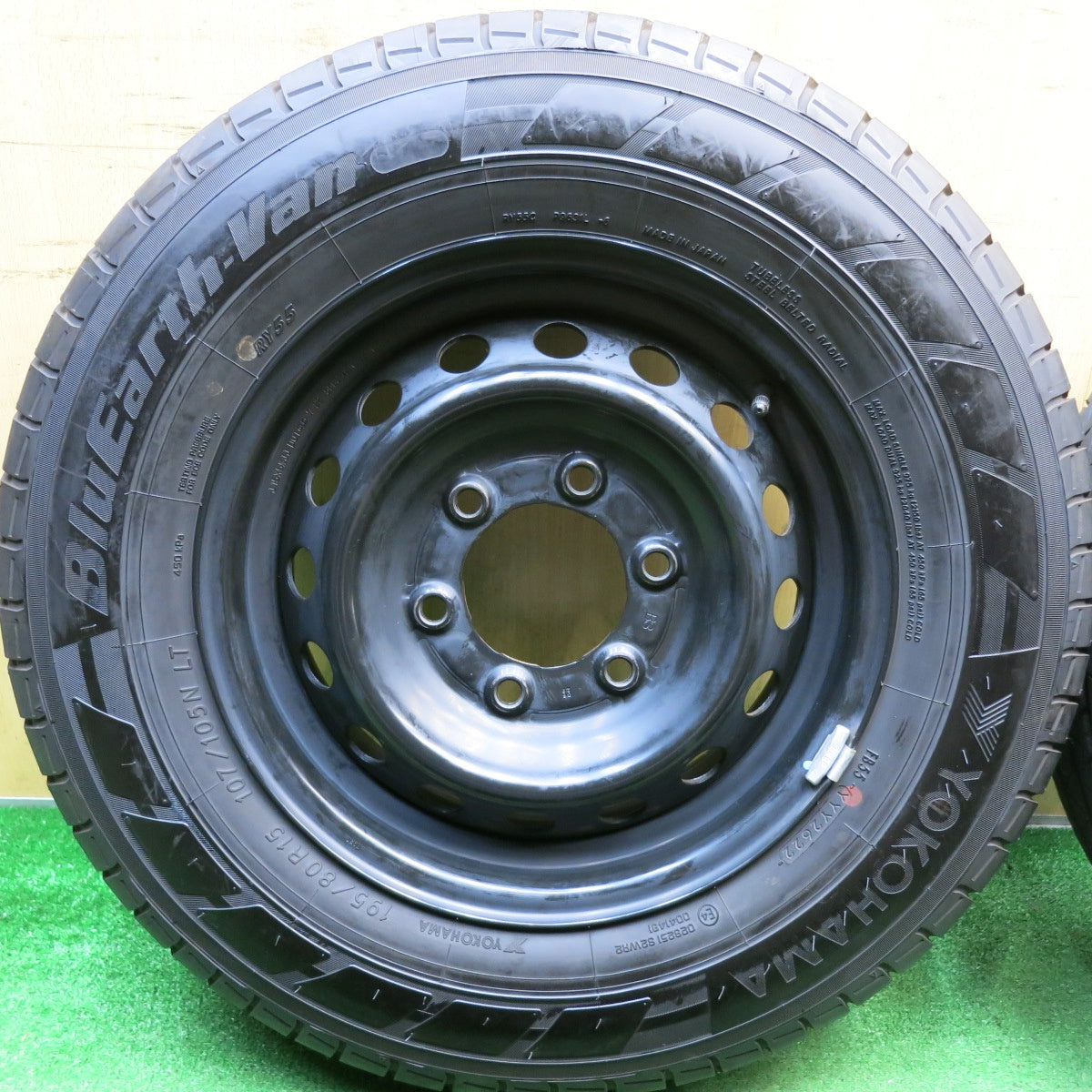 バリ溝！22年！キレイ！9.5分以上◎日産 キャラバン 純正 スチール 195/80R15 107/105N ヨコハマ BluEarth-Van RY55 ブルーアース 15インチ PCD139.7/6H◎6091207HAノ