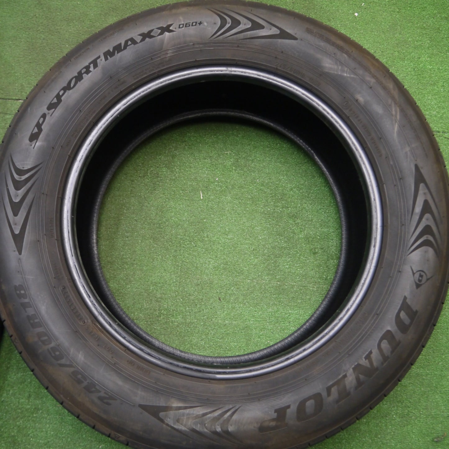 [送料無料] 4本価格！22年★245/60R18 ダンロップ SPスポーツマックス 060+ タイヤ 18インチ ジープ チェロキー フォード エクスプローラー 等★5012401Hノタ