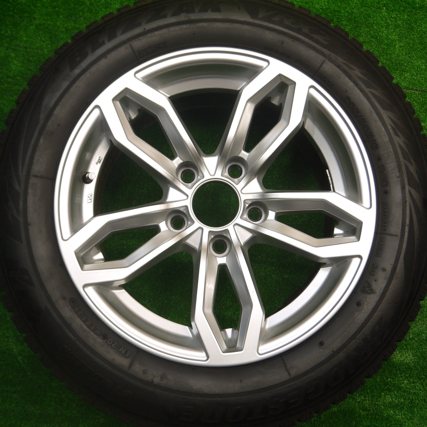 *送料無料* バリ溝！キレイ！9分★BMW 等 AGA TAS 205/60R16 スタッドレス ブリヂストン ブリザック VRX2 16インチ PCD120/5H★4080504Hス