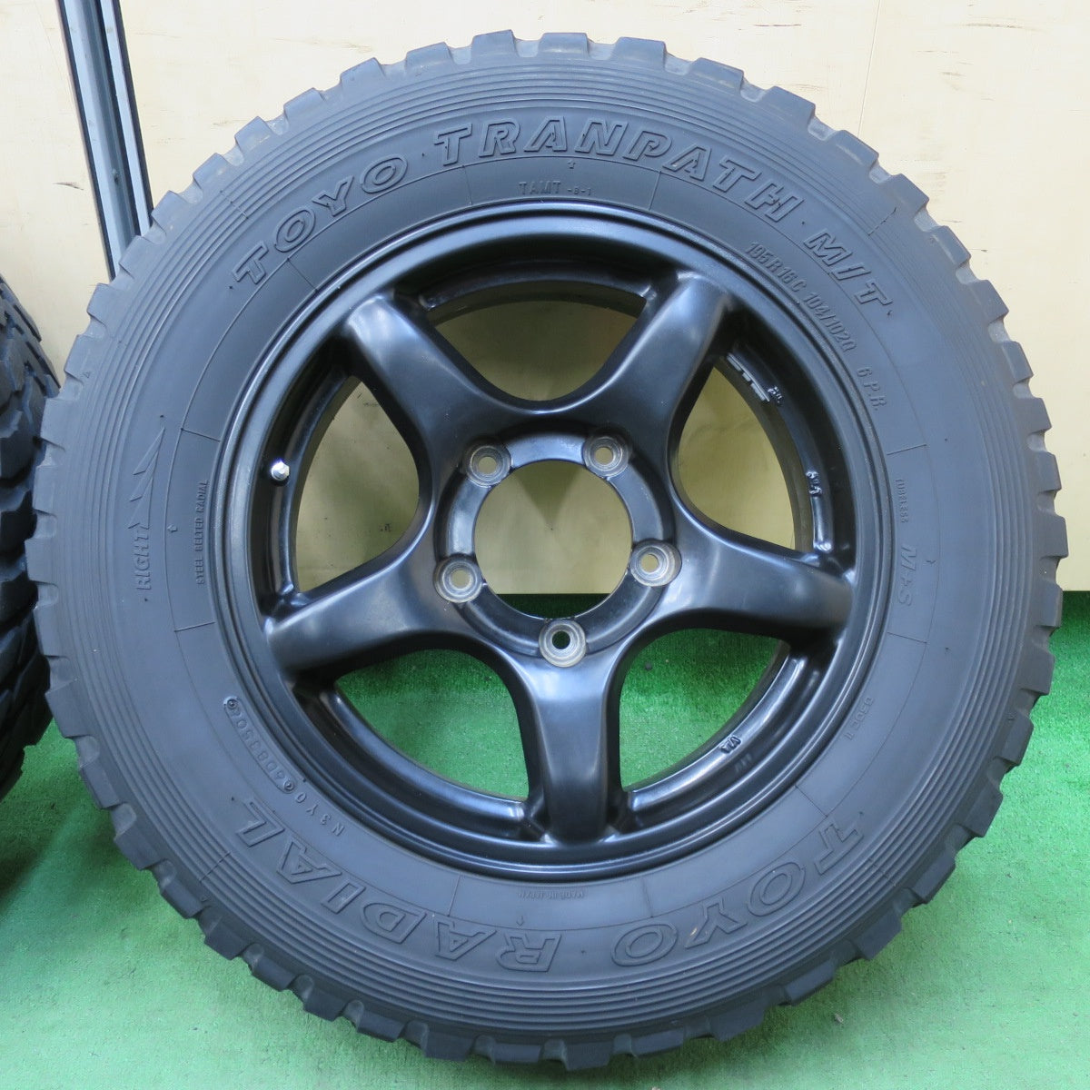 [送料無料] 4本価格★ジムニー 等 195R16C 104/102Q 6PR トーヨー トランパス M/T 社外 アルミ 16インチ PCD139.7/5H★5022405イノ