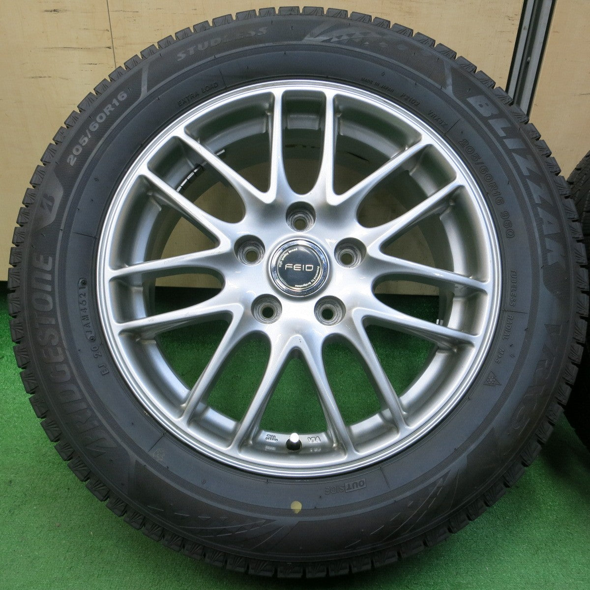 *送料無料* バリ溝！21年！綺麗！ほぼ10分★スタッドレス 205/60R16 ブリヂストン ブリザック VRX3 FEID 16インチ PCD114.3/5H★4043002イス