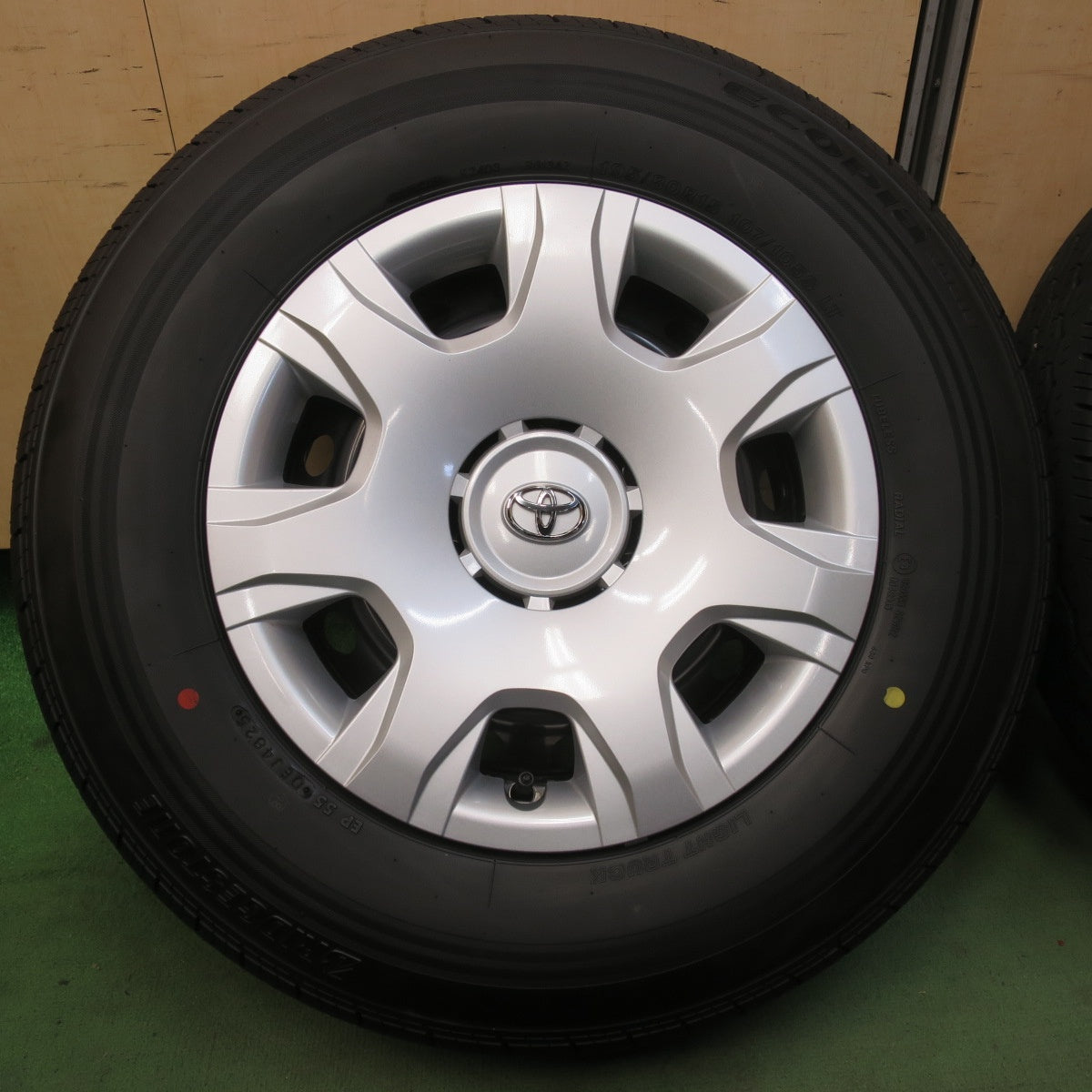 バリ溝！25年！キレイ！9.5分以上★トヨタ 200系 ハイエース 純正 スチール 195/80R15 107/105S ブリヂストン エコピア RD613 15インチ PCD139.7/6H★6043006イノ