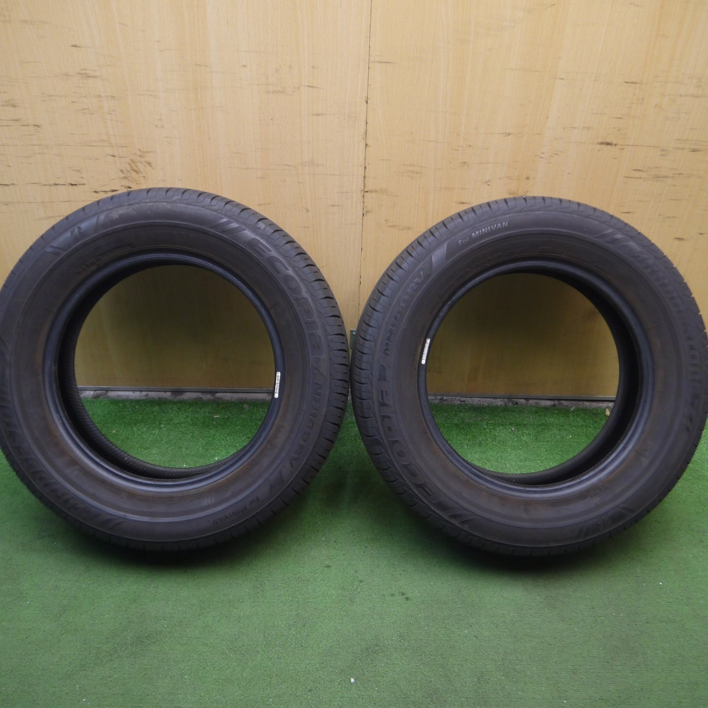 *送料無料* バリ溝！8.5分★195/65R15 ブリヂストン エコピア NH100RV タイヤ 15インチ ノア ヴォクシー セレナ ステップワゴン等★4060406Hノタ