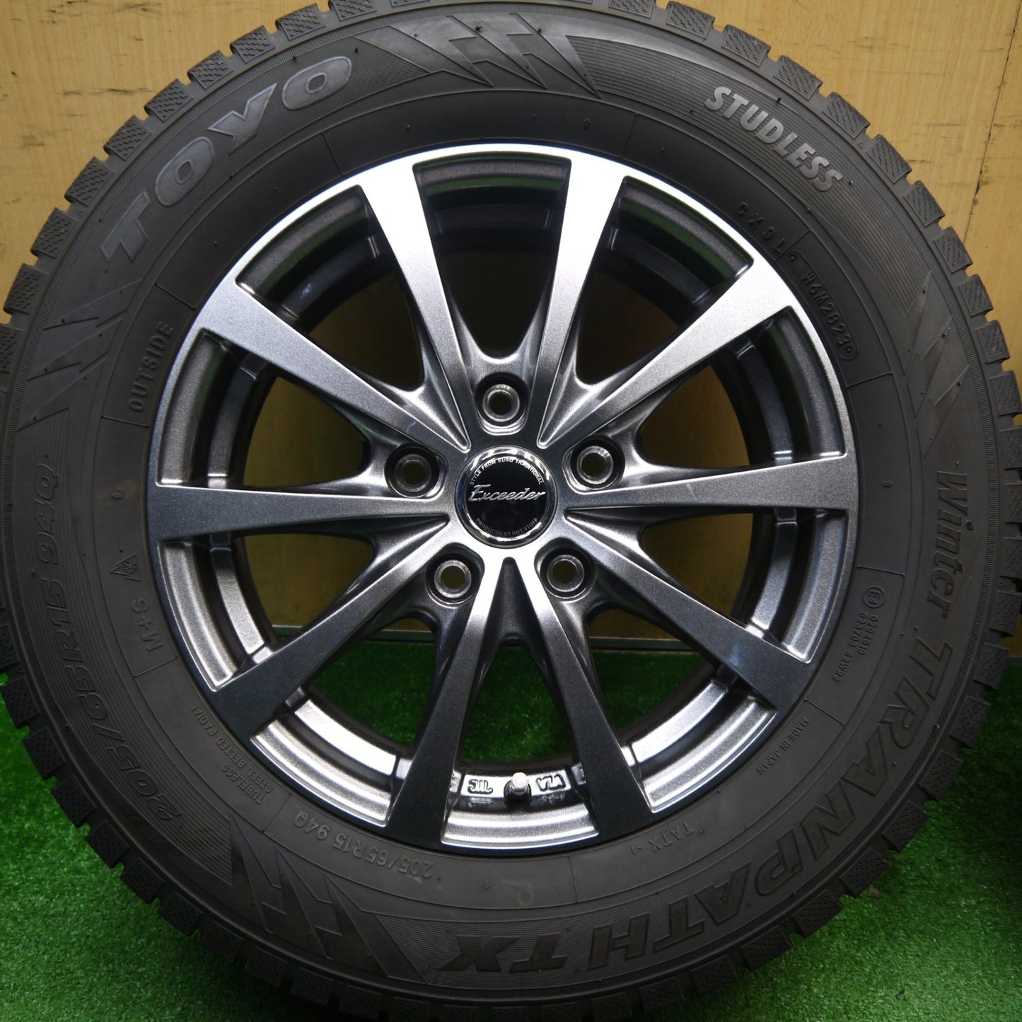 バリ溝！23年！キレイ！9.5分以上★スタッドレス 205/65R15 トーヨー ウインター トランパス TX Exceeder エクシーダー 15インチ PCD114.3/5H★5121503Hス