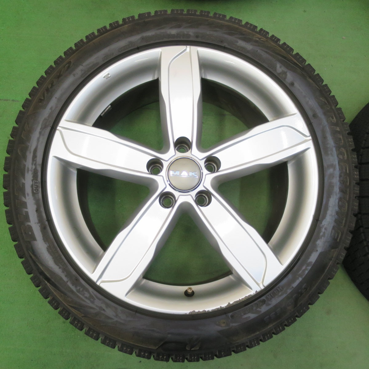 バリ溝！9.5分★アウディ 等 MAK STADT 245/45R18 スタッドレス ブリヂストン ブリザック VRX2 シュタッド 18インチ PCD112/5H★5042403イス
