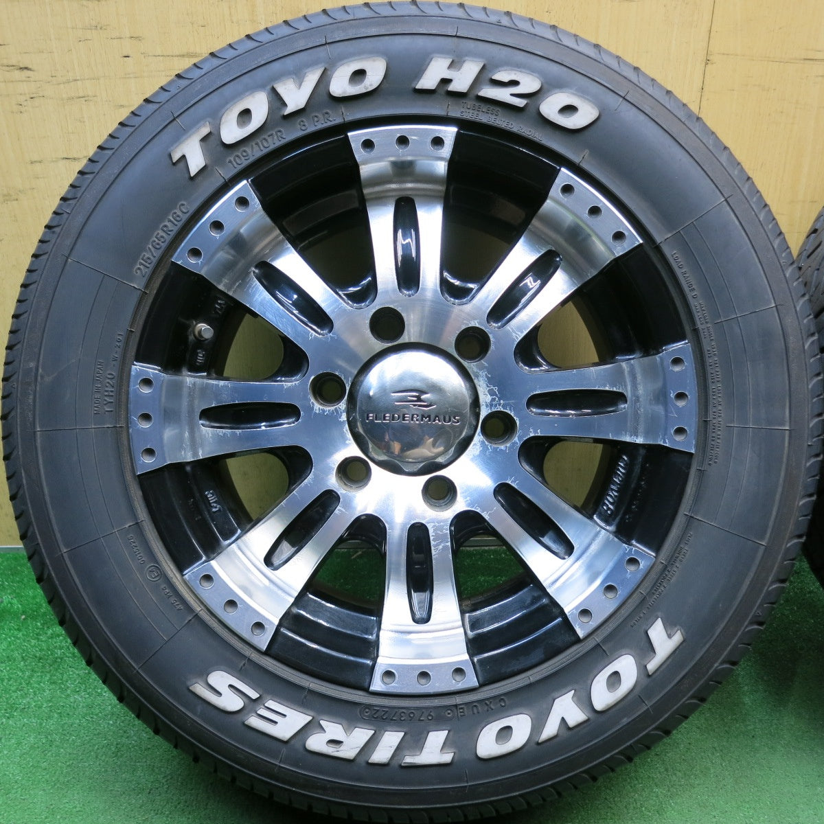 バリ溝！23年！9.5分◎FLEDERMAUS CUERVO8 215/65R16 トーヨー H20 H30 ホワイトレター フレーダーマウス クエルボ8 16インチ PCD139.7/6H◎6072503HAノ