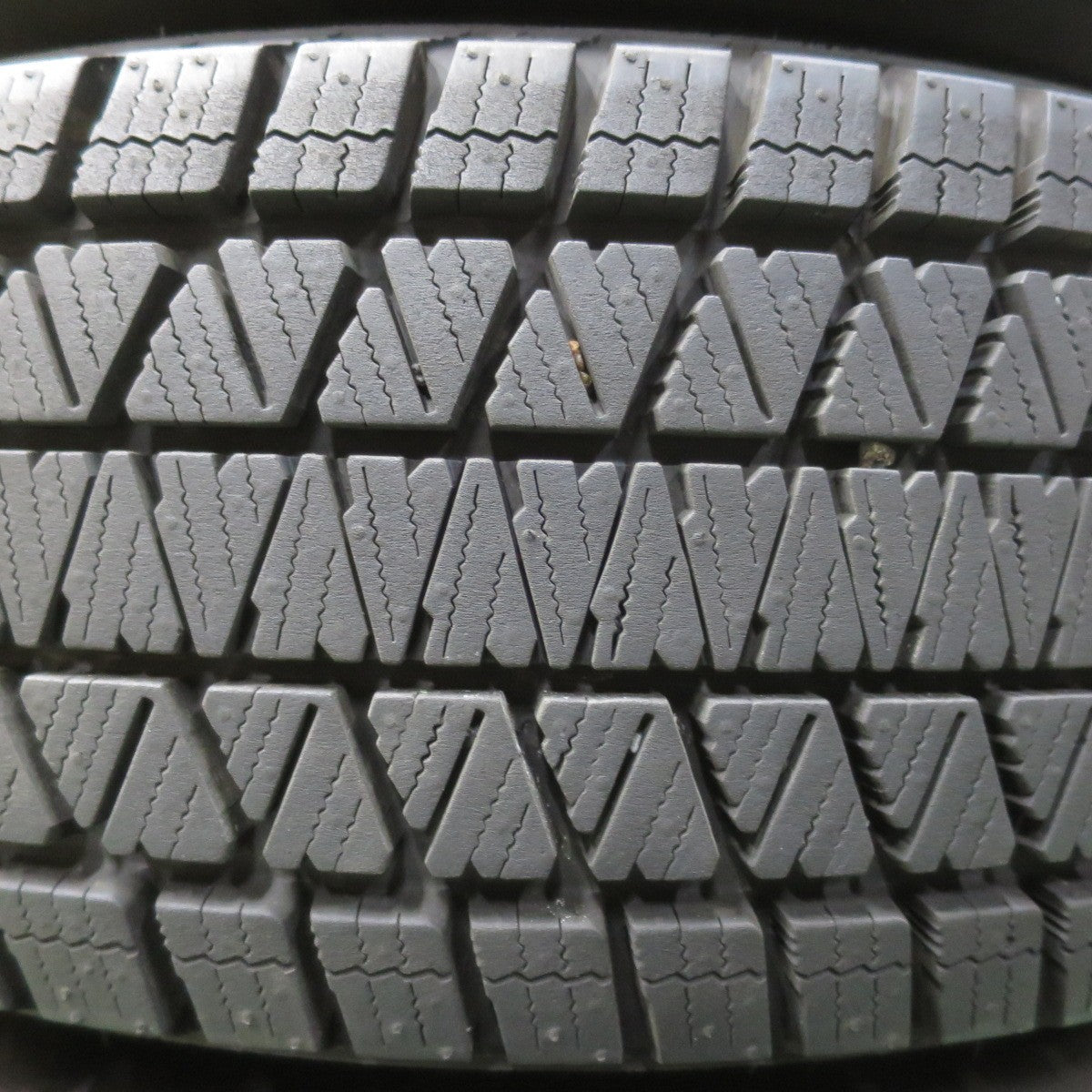 バリ溝！24年！キレイ！ほぼ10分★スタッドレス 215/70R16 ブリヂストン ブリザック DM-V3 VIOLENTO ヴィオレント 16インチ PCD114.3/5H★5112407イス