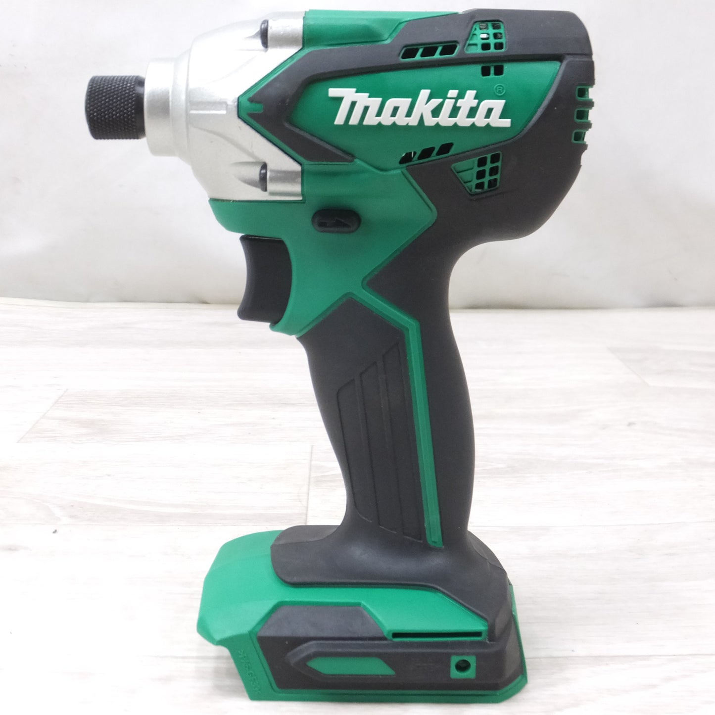 [送料無料] バッテリー2個！キレイ◆マキタ 14.4V 充電式 インパクト ドライバ MTD001DSX 1.5Ah 充電器 ケース付き 電動 工具◆