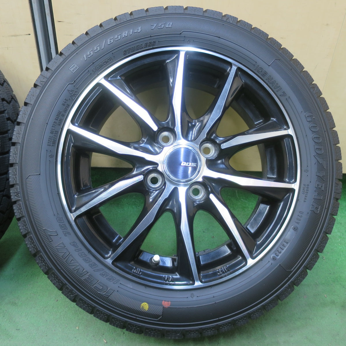 バリ溝！23年！キレイ！9.5分以上★スタッドレス 155/65R14 グッドイヤー アイスナビ7 D.O.S. DOS 14インチ PCD100/4H★6060601イス