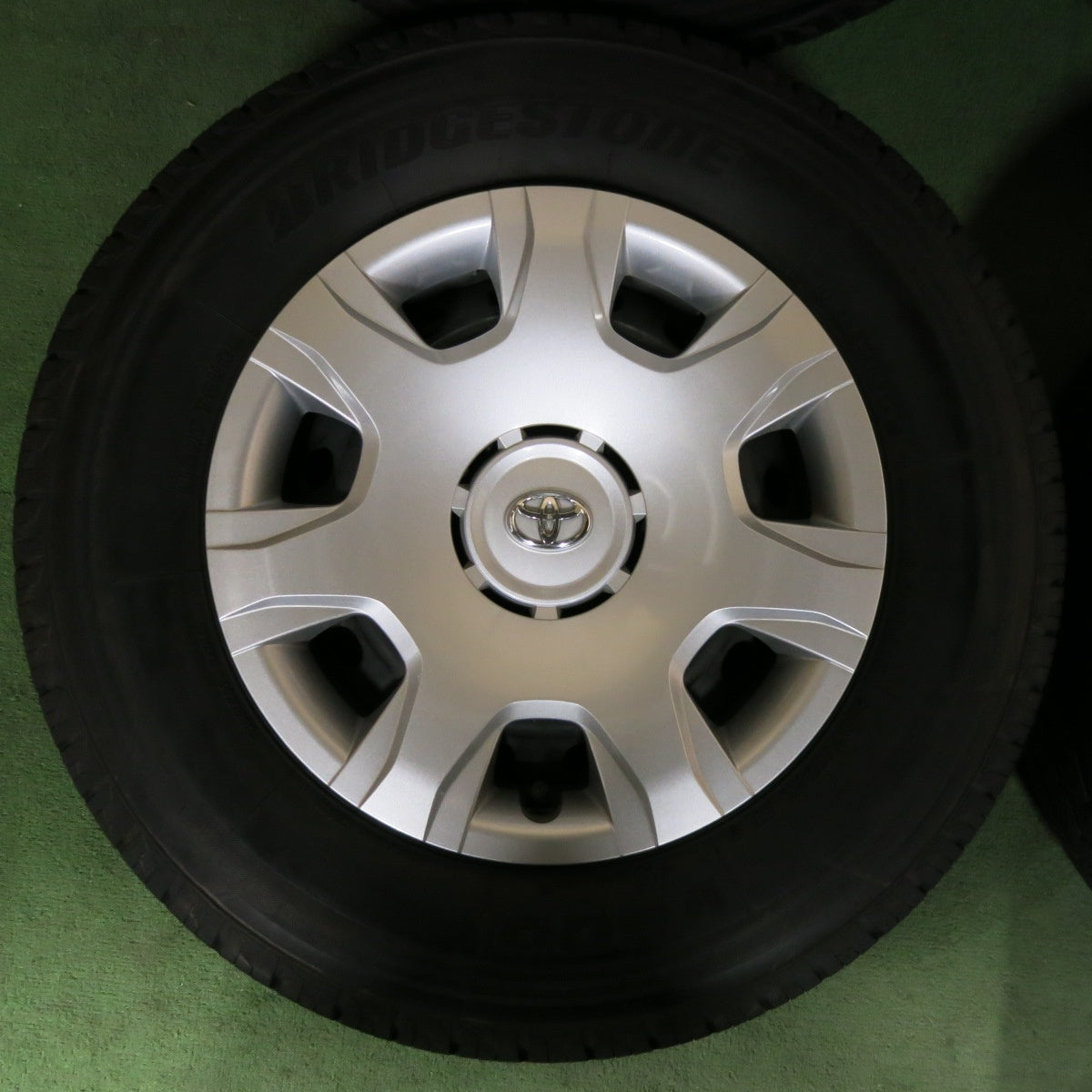 [送料無料] バリ溝！21年！9.5分★トヨタ 200系 ハイエース 純正 スチール 195/80R15 107/105L ブリヂストン V600 15インチ PCD139.7/6H★5022611SYノ