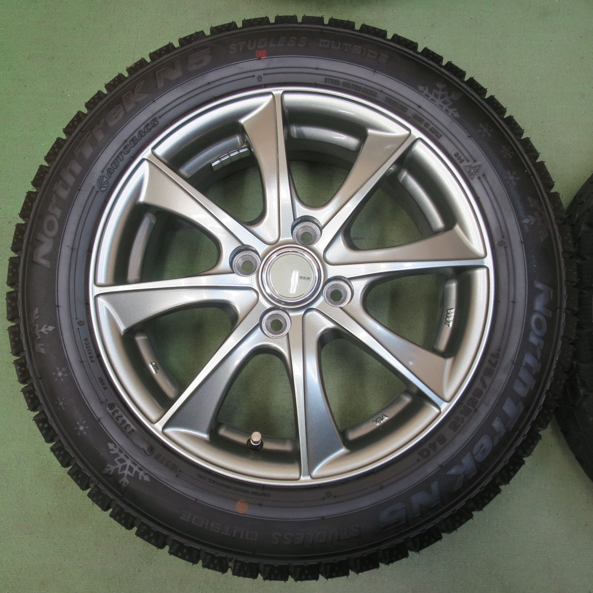 ほぼ未使用！23年！キレイ◎スタッドレス 175/65R15 オートバックス ノーストレック N5 LEBEN レーベン 15インチ PCD100/4H◎6101307イス