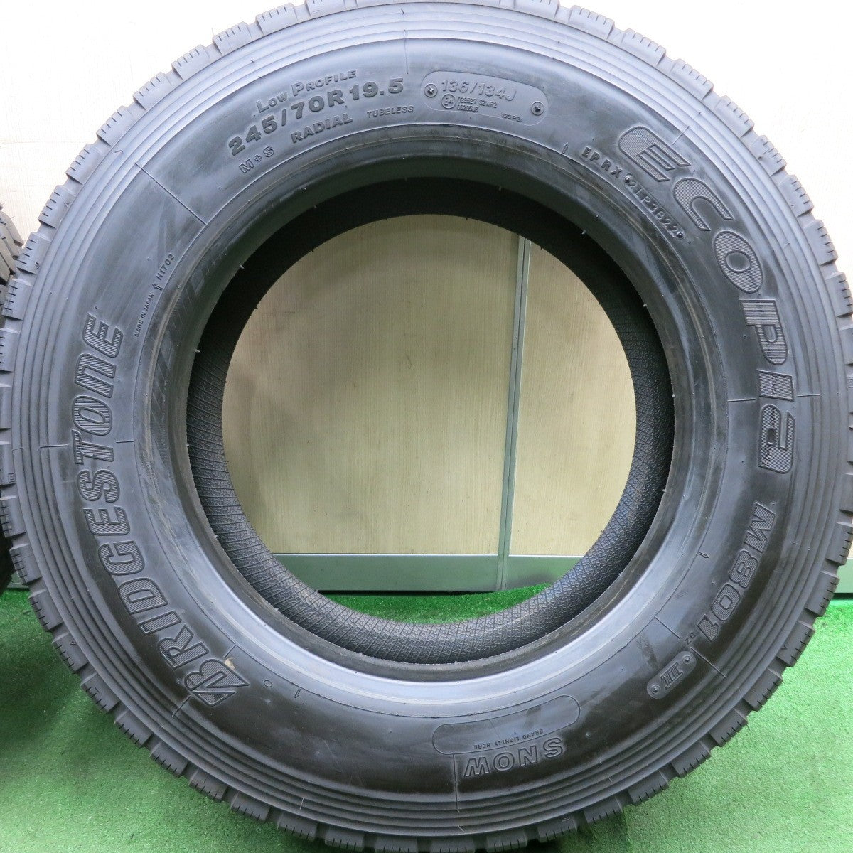 *送料無料* 新車外し！22年！ほぼ未使用★トラック タイヤ 245/70R19.5 136/134J ブリヂストン エコピア M801Ⅱ ミックス 19.5インチ★4071002HAノタ