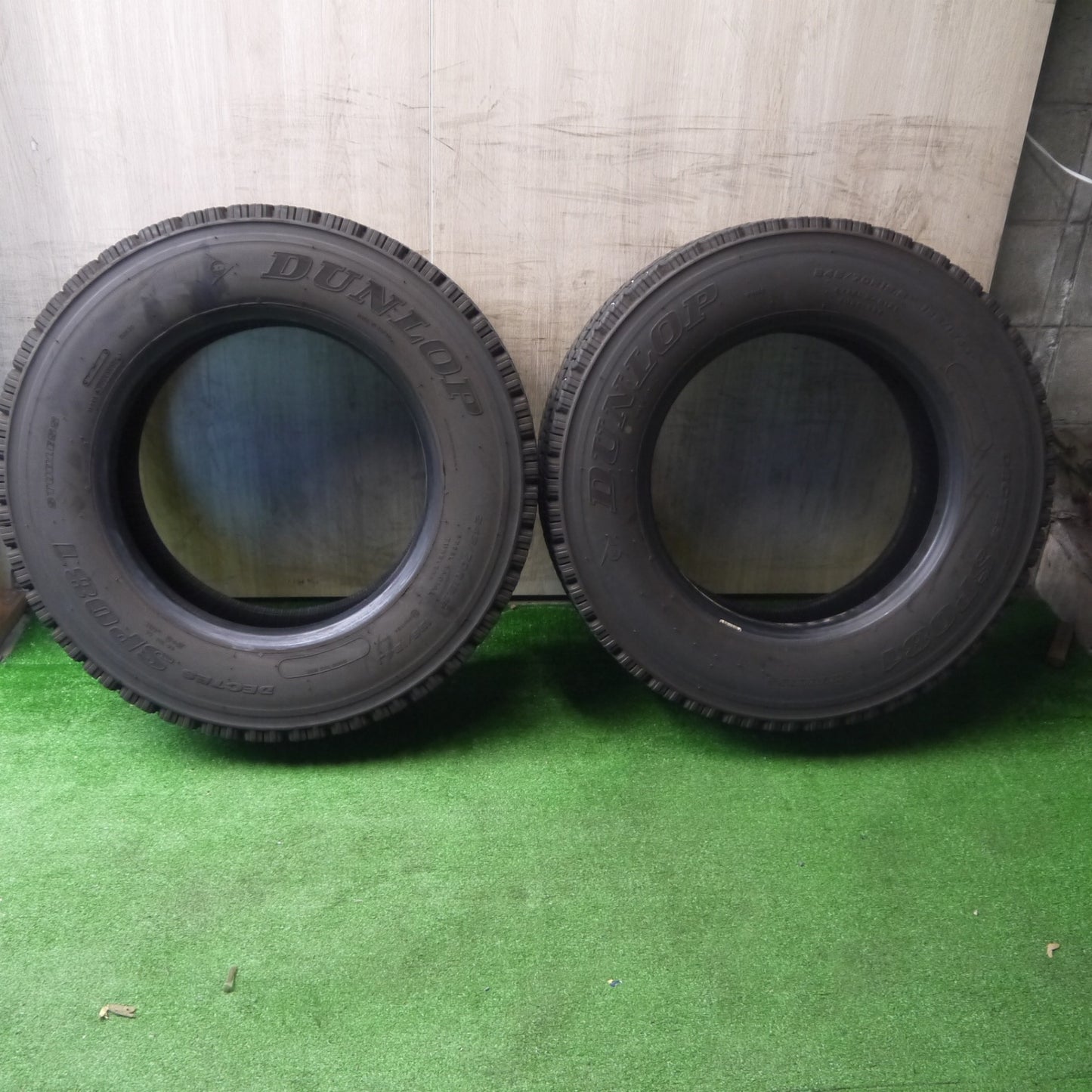 バリ溝！25年！8.5分！2本★トラック タイヤ 245/70R19.5 136/134J スタッドレス ダンロップ デクテス SP081 DECTES 19.5インチ★6052903KKスタ