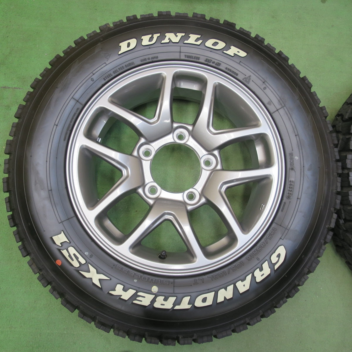 バリ溝！23年！キレイ！9.5分★スズキ JB64 ジムニー 純正 185/85R16 105/103L スタッドレス ダンロップ グラントレック XS1 ホワイトレター 16インチ PCD139.7/5H★5122907イス