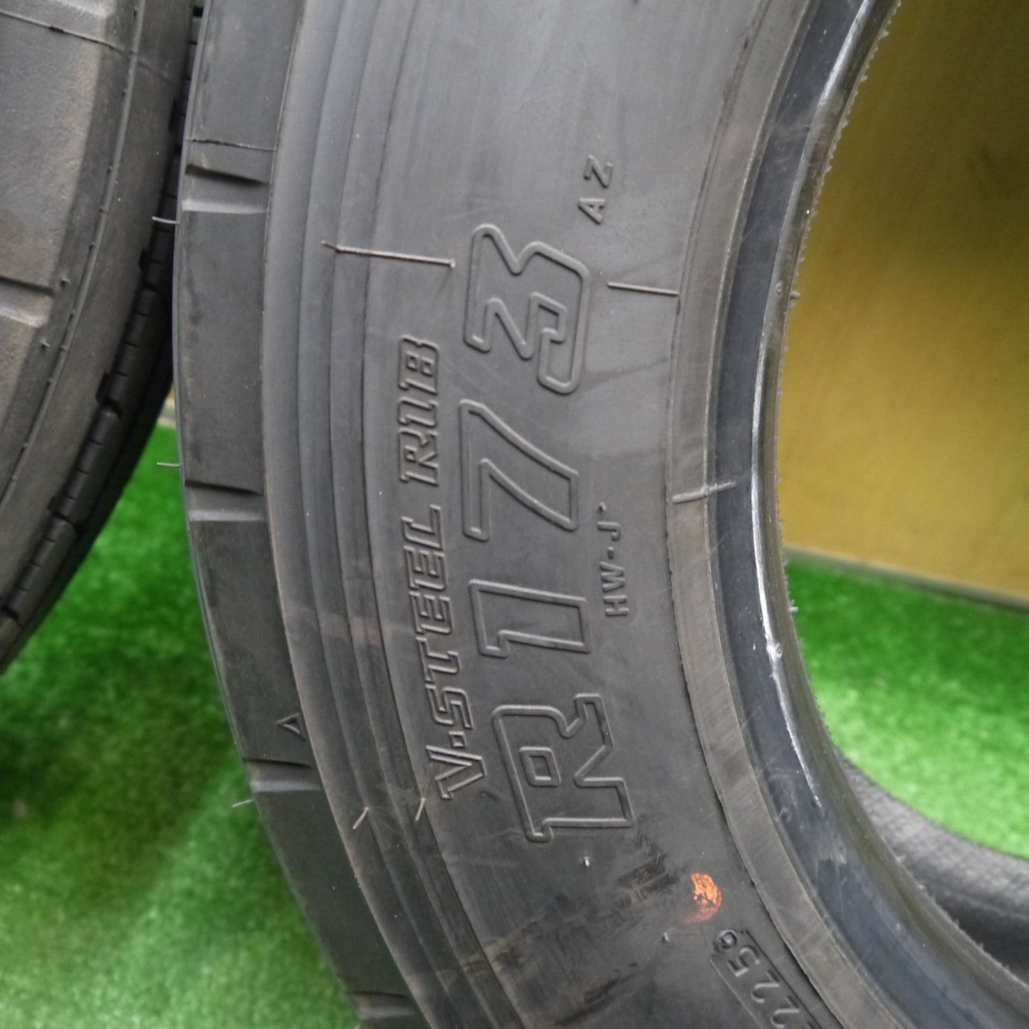 バリ溝！25年！9分！2本★トラック タイヤ 215/70R17.5 123/121J ブリヂストン R173 17.5インチ★5121213Hノタ