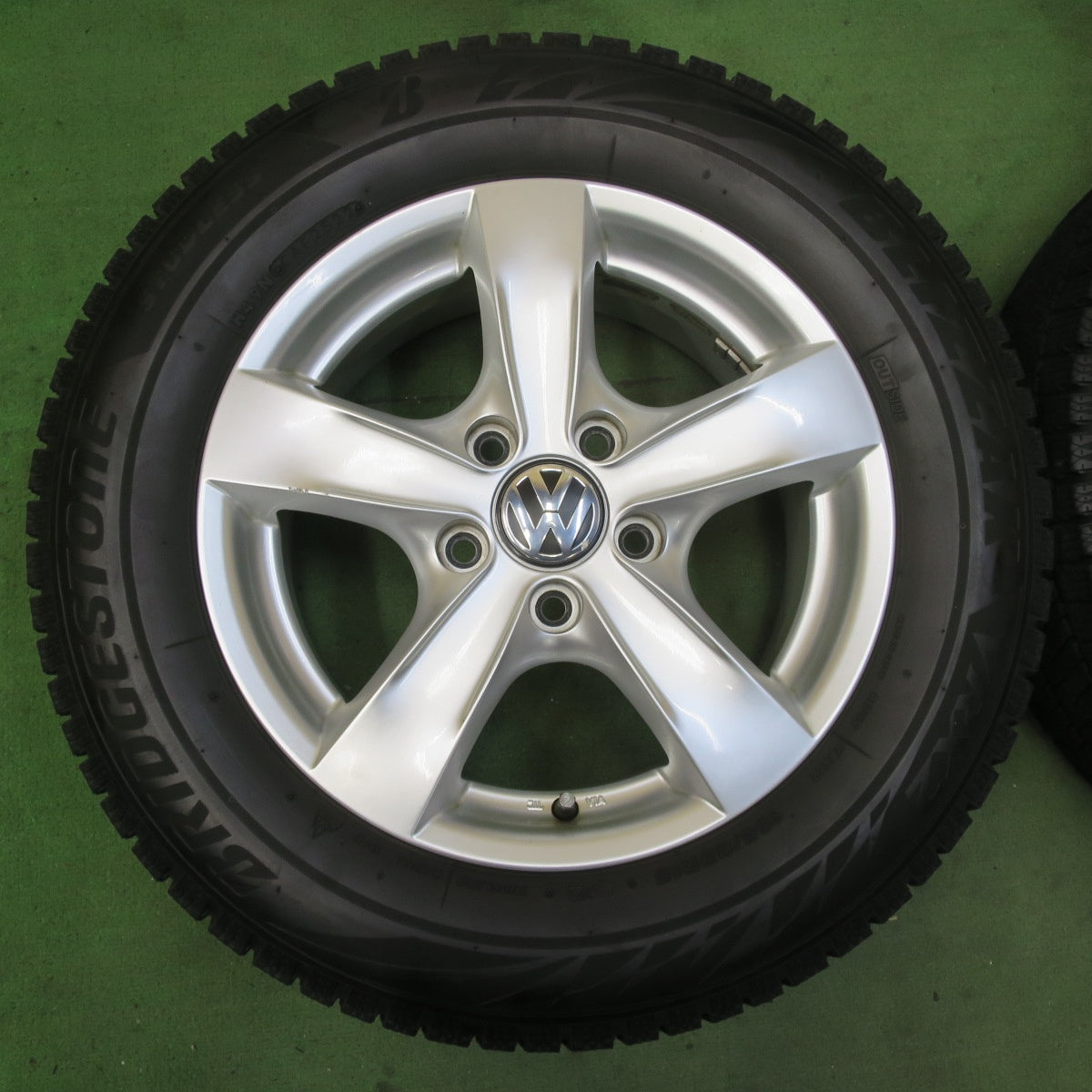 バリ溝！22年！キレイ！8.5分★ワーゲン 等 AGA TARGA 195/65R15 スタッドレス ブリヂストン ブリザック VRX2 15インチ PCD112/5H★5100606イス