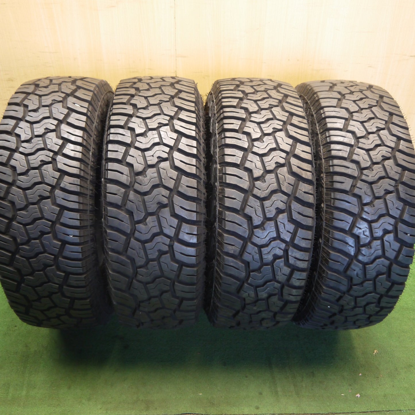 バリ溝！22年！9.5分★265/70R17 121/118Q 10PR ヨコハマ ジオランダー X-AT タイヤ 17インチ ランクル プラド FJクルーザー 等★6071406Hノタ