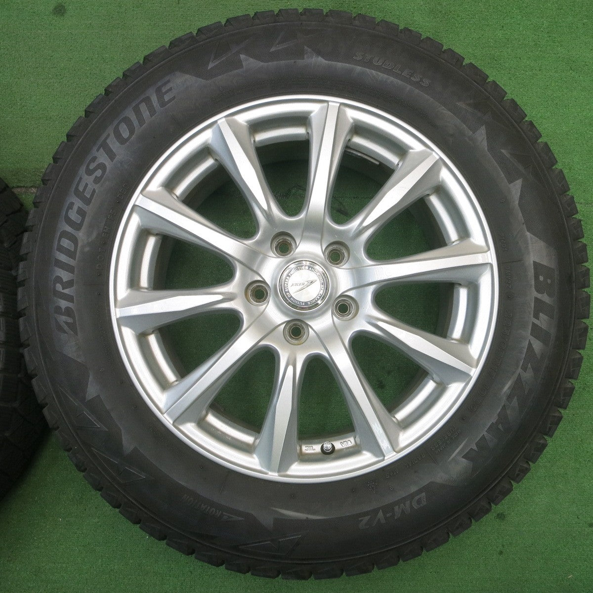 バリ溝！キレイ！9.5分★スタッドレス 225/65R17 ブリヂストン ブリザック DM-V2 JOKER ジョーカー 17インチ PCD114.3/5H★5051706NJス