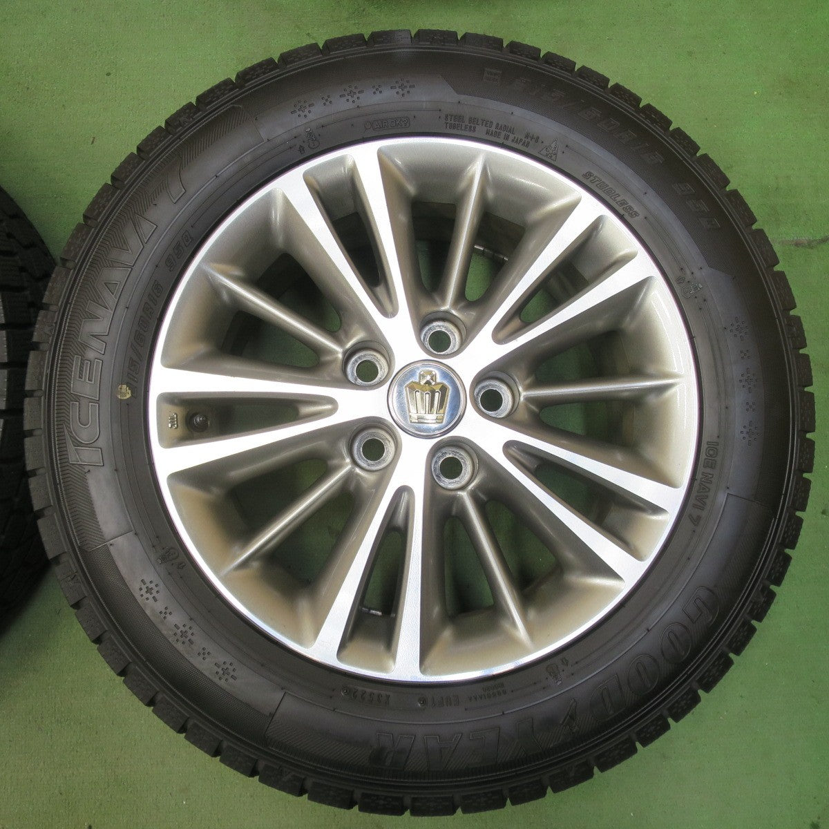 バリ溝！22年！9.5分★トヨタ 200系 クラウン ロイヤル 純正 215/60R16 スタッドレス グッドイヤー アイスナビ7 16インチ PCD114.3/5H★5112104イス